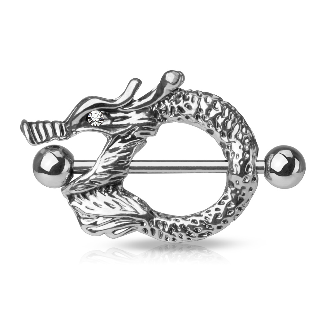 Brustpiercing mit einem Drachen